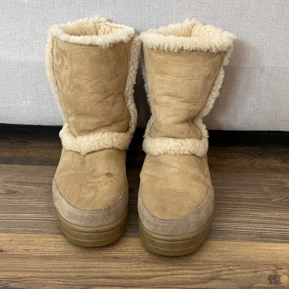 UGG Sundance Short W9 Wool Lined Boots